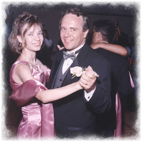 JohnAndStaceyFirstDance.jpg (25746 bytes)